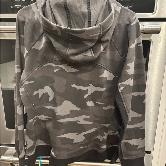 **NEW with tags** Athleta Triumph hoodie camo print size large - Picture 4 of 6